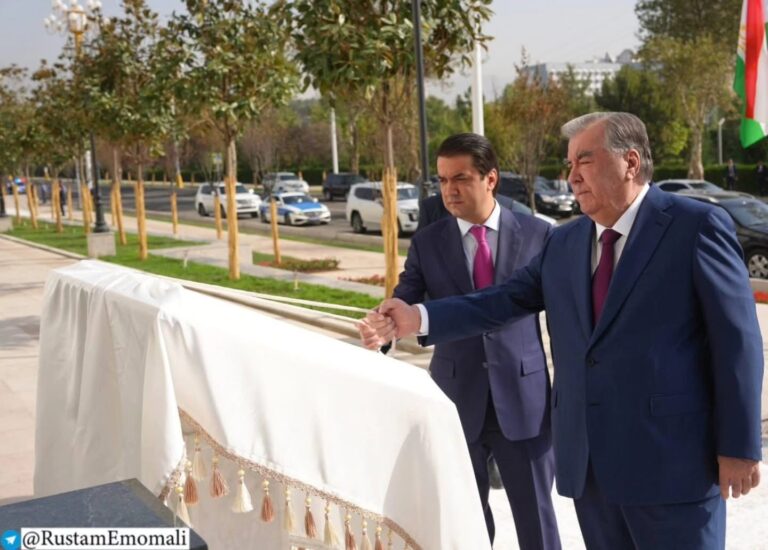 21.08.2025 / Президенти Ҷумҳурии Тоҷикистон, Пешвои миллат муҳтарам Эмомалӣ Раҳмон ва Раиси Маҷлиси миллии Маҷлиси Олии Ҷумҳурии Тоҷикистон, Раиси шаҳри Душанбе муҳтарам Рустам Эмомалӣ, дар ноҳияи Сино Донишкадаи исломии Тоҷикистон ба номи Имоми Азам – Абуҳанифаро ба истифода доданд