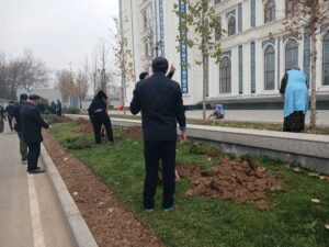 16.01.2026 / Ҳашаре, ки дар он роҳбарият, кормандон ва омӯзгорони муассиса иштироки фаъолона намуда, зиёда аз 4000 бех гулҳои садбарг, гулҳои ҳамешасабз ва дарахтони сӯзанбарг шинониданд