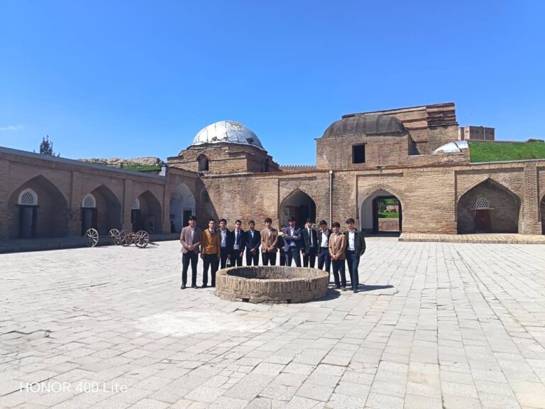 Донишҷӯёни ДИТ ба номи Имоми Аъзам-Абуҳанифа бо роҳбарии омӯзгори фанни “Фарҳангшиносӣ” Ҳомидова С., аз ёдгории таърихӣ-фарҳангии Қалъаи Ҳисор бо ҳадафи баланд бардоштани маърифати таърихӣ ва худшиносии миллӣ боздид намуда, бо таърихи бой ва мероси фарҳангии миллат аз наздик ошно гардиданд