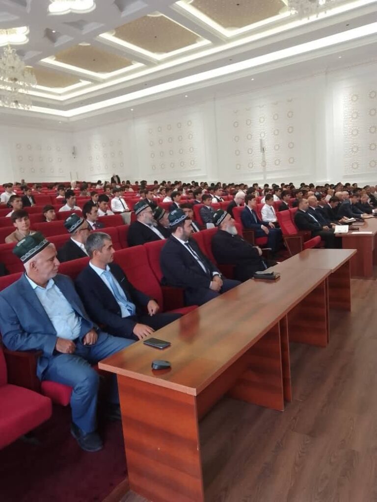 31.08.2026 / Кормандону омӯзгорон ва донишҷӯёни Донишкадаи исломии Тоҷикистон ба номи Имоми Аъзам Абуҳанифа Нуъмон ибни Собит дар толори калони муассиса пахши мустақими мулоқоти Асосгузори сулҳу ваҳдати миллӣ – Пешвои миллат, Президенти Ҷумҳурии Тоҷикистон муҳтарам Эмомалӣ Раҳмонро бо аҳли маориф ба муносибати «Рӯзи дониш ва Дарси сулҳ» дастаҷамъона тамошо намуданд